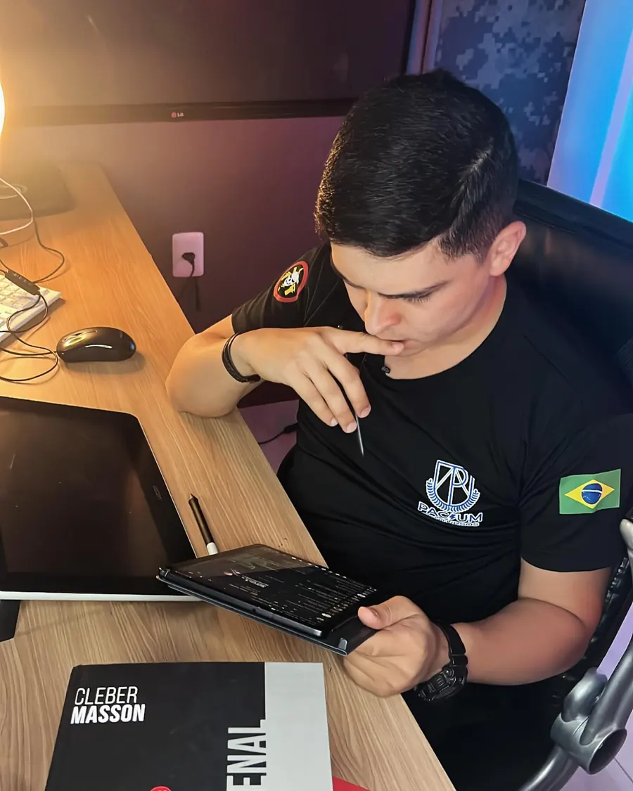 Prof. Paulo Gonçalves estudando Direito Penal